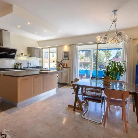 Διαμέρισμα Spacious And Pleasant 3 Bedroom Flat