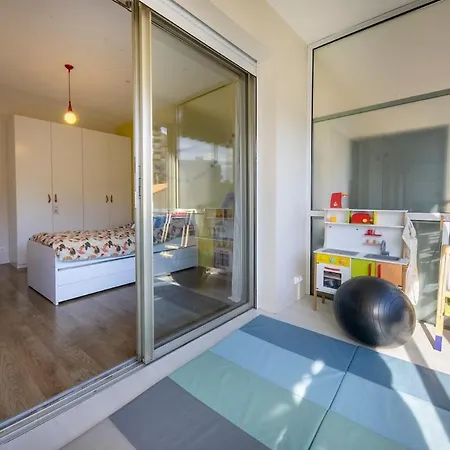 Spacious And Pleasant 3 Bedroom Flat *
