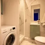 Spacious And Pleasant 3 Bedroom Flat ניס