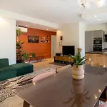 Spacious And Pleasant 3 Bedroom Flat ניס