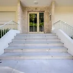 Spacious And Pleasant 3 Bedroom Flat *