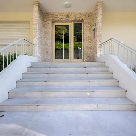 Spacious And Pleasant 3 Bedroom Flat *